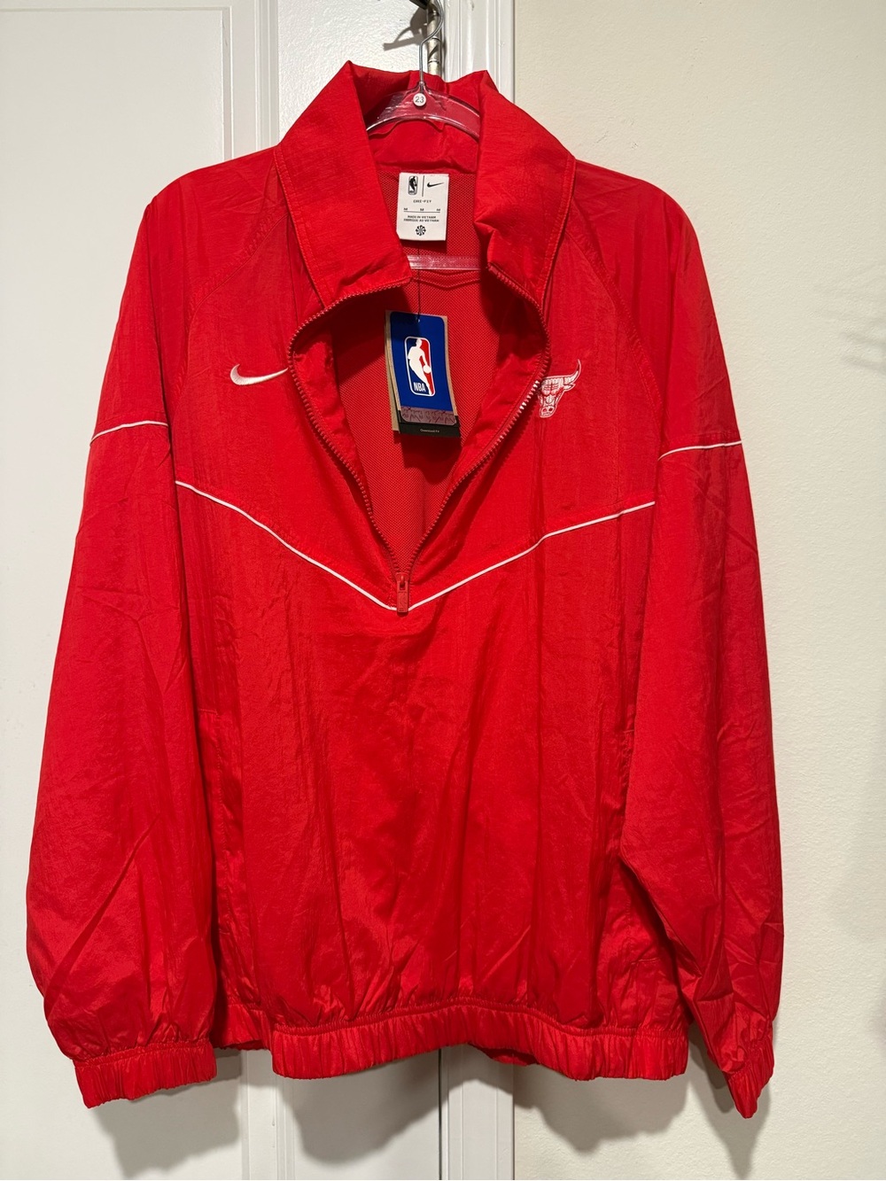 New Nike Red Chicago Bulls Pullover Windbreaker with White Piping size Medium